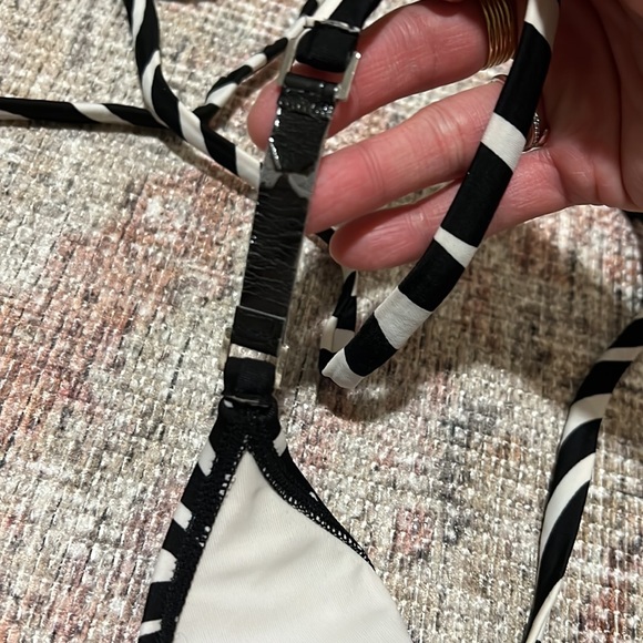 White and black tropical patterned 2 piece bikini. Top: M, Bottom: L - Picture 8 of 8